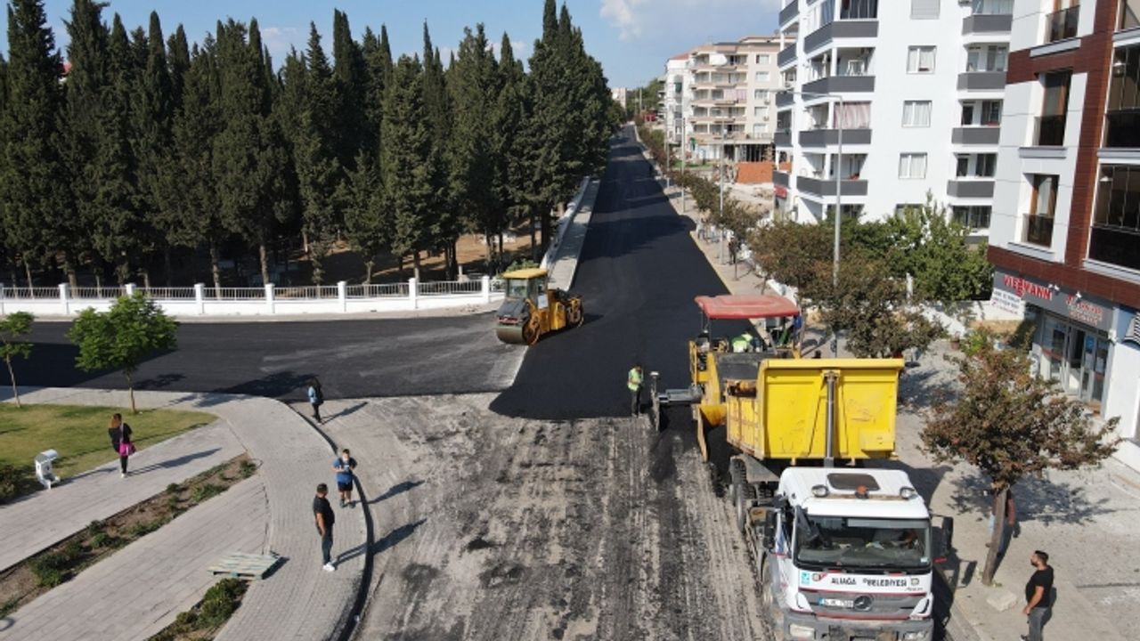 Aliağa Belediyesi sıcak asfalt serim çalışmalarını sürdürüyor