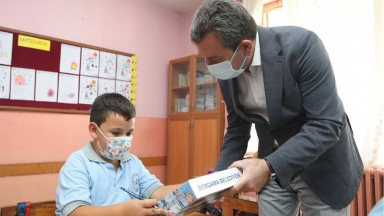 Bergama Belediyesi'nden öğrencilere eğitim seti