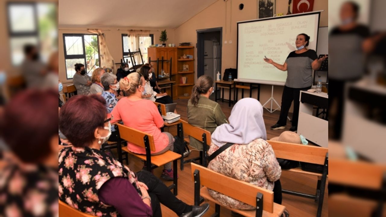 Bornova’da anne-babalara aile içi iletişim semineri