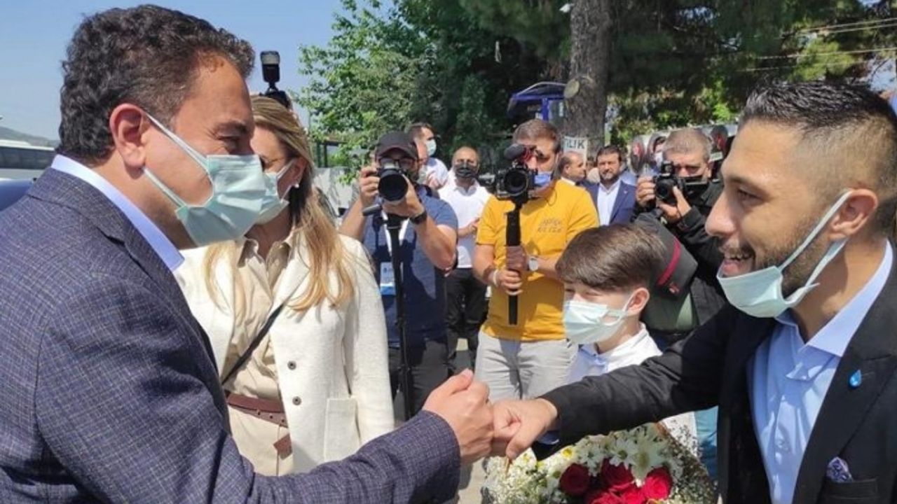 DEVA Partisi Kiraz ilçe başkanının aracına silahlı saldırı