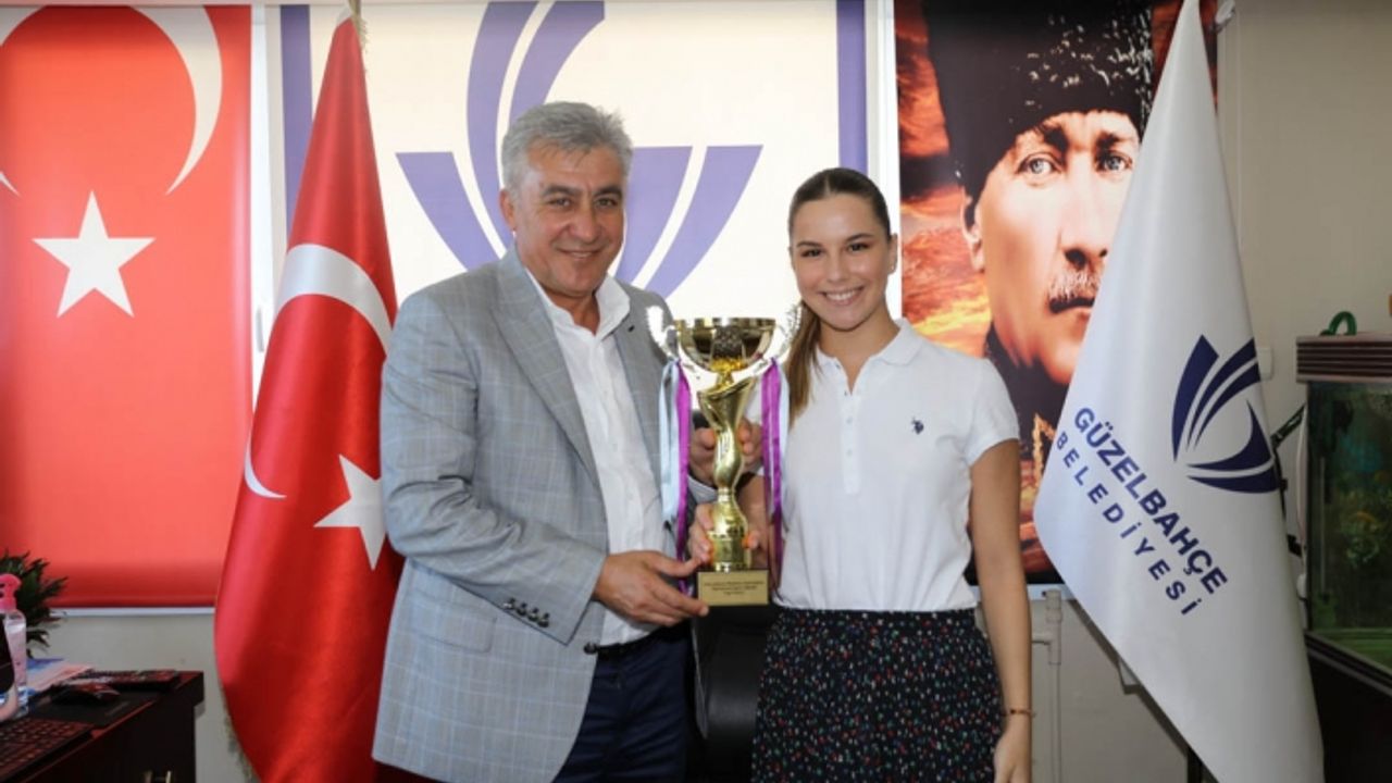 Fransa'da kazandığı kupayı başkana hediye etti! 'İnce' davranış