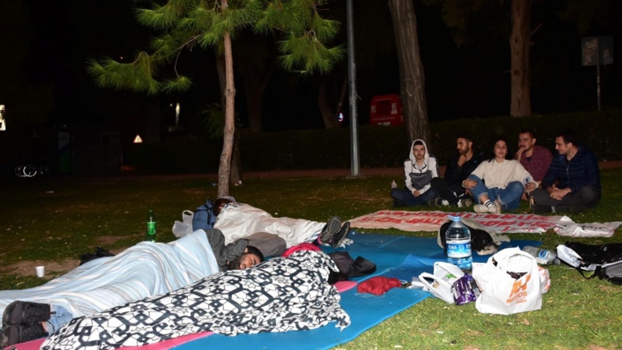 İzmir'de öğrenciler parkta sabahladı: Barınamıyoruz, sokaktayız!