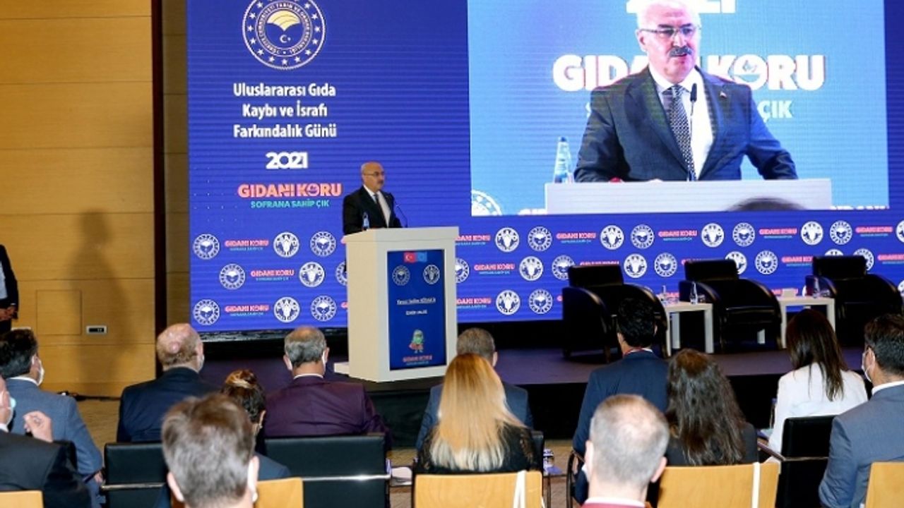 Vali Köşger’den İzmir’deki panelde israf çıkışı: Bir taraf aç, diğer taraf obeziteyle karşı karşıya