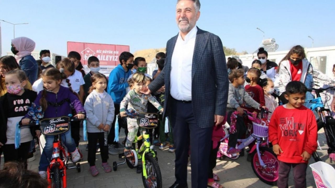 Başkan Sandal'dan konteyner kentte çocuklara sürpriz