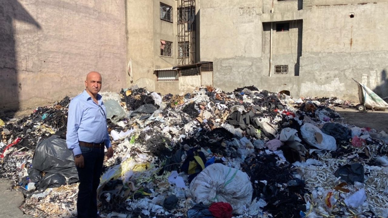 Devasa çöplere, AK Parti Bornova’dan tepki