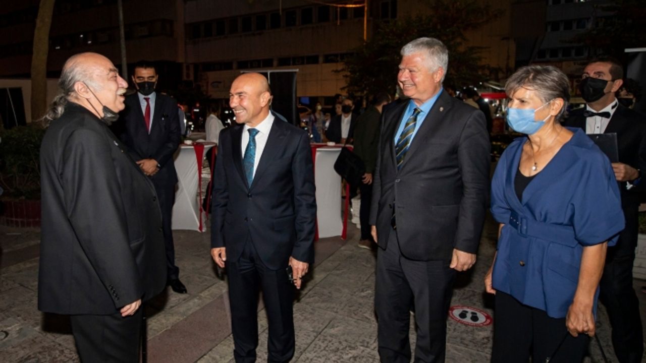 Perde açıldı ve 70 yıllık hasret bitti: İyi ki tiyatro var