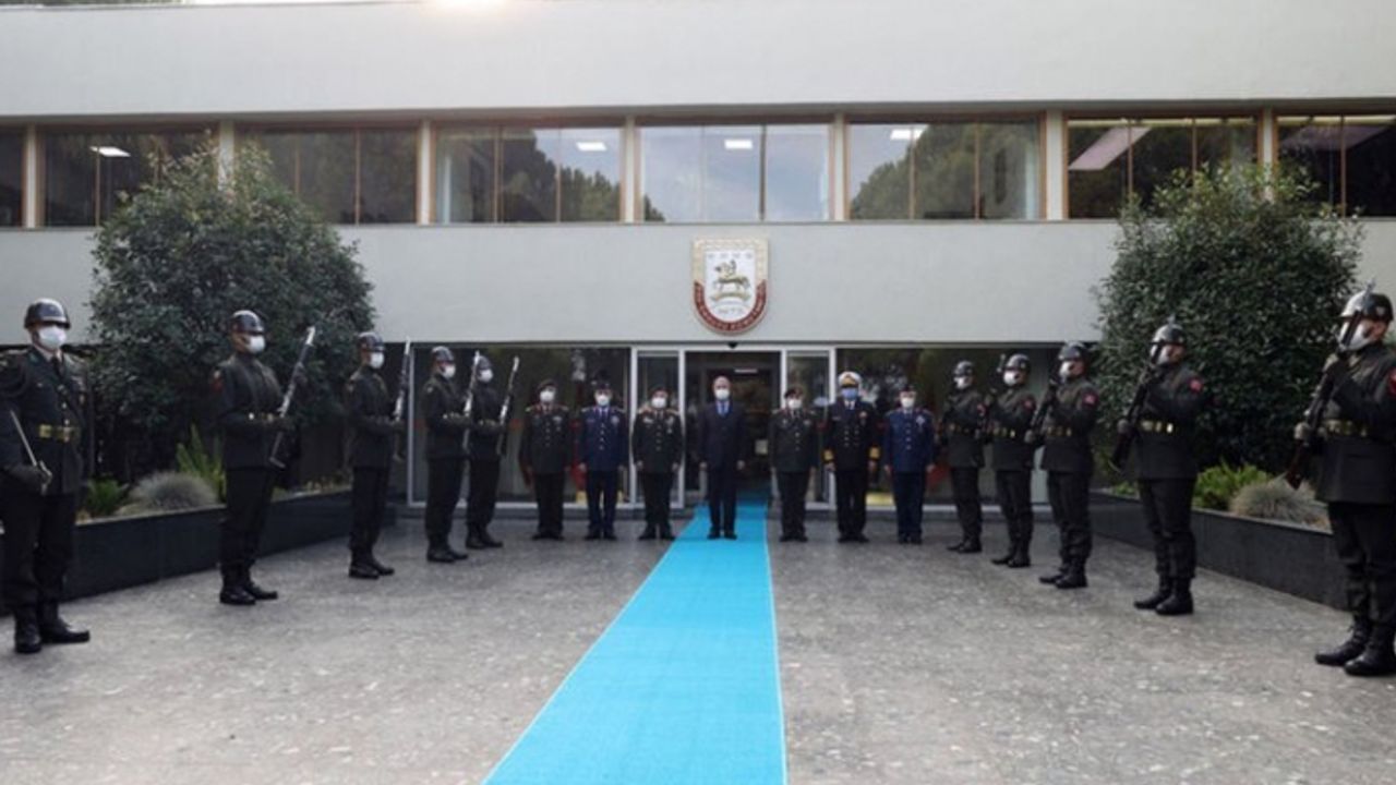 Bakan Akar ve komutanlardan İzmir'deki birliklerde inceleme