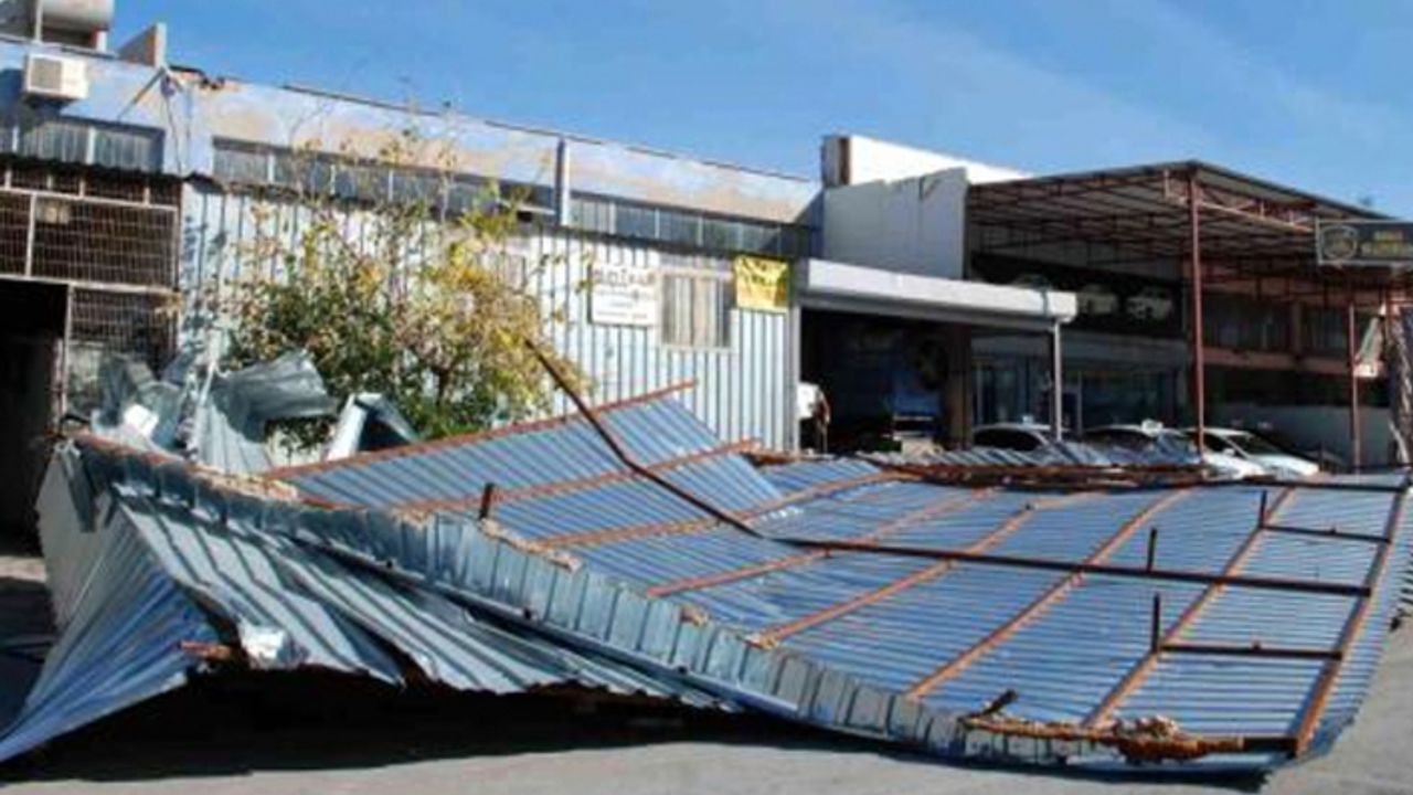 Bornova'da şiddetli fırtına çatıyı uçurdu