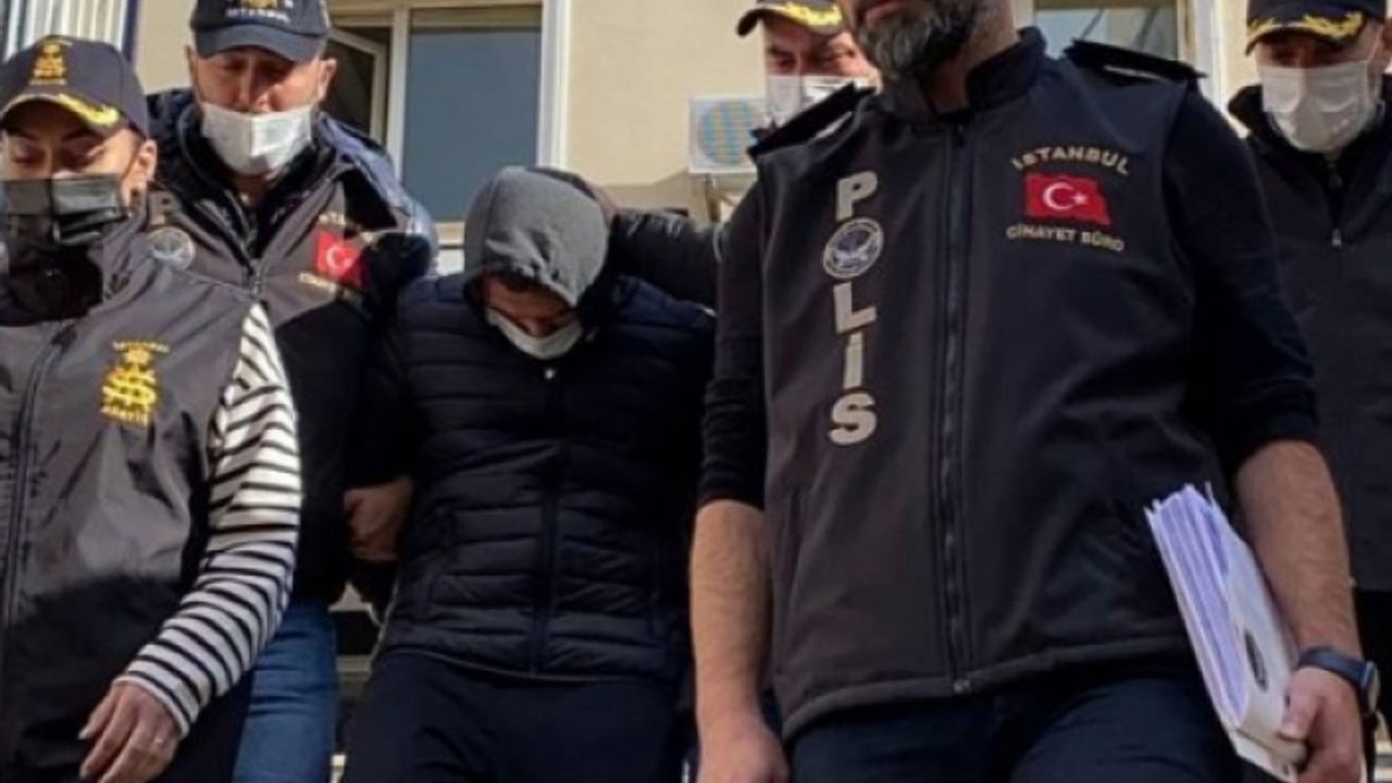 Evinin duvarına '2023 savaş' diye not almış