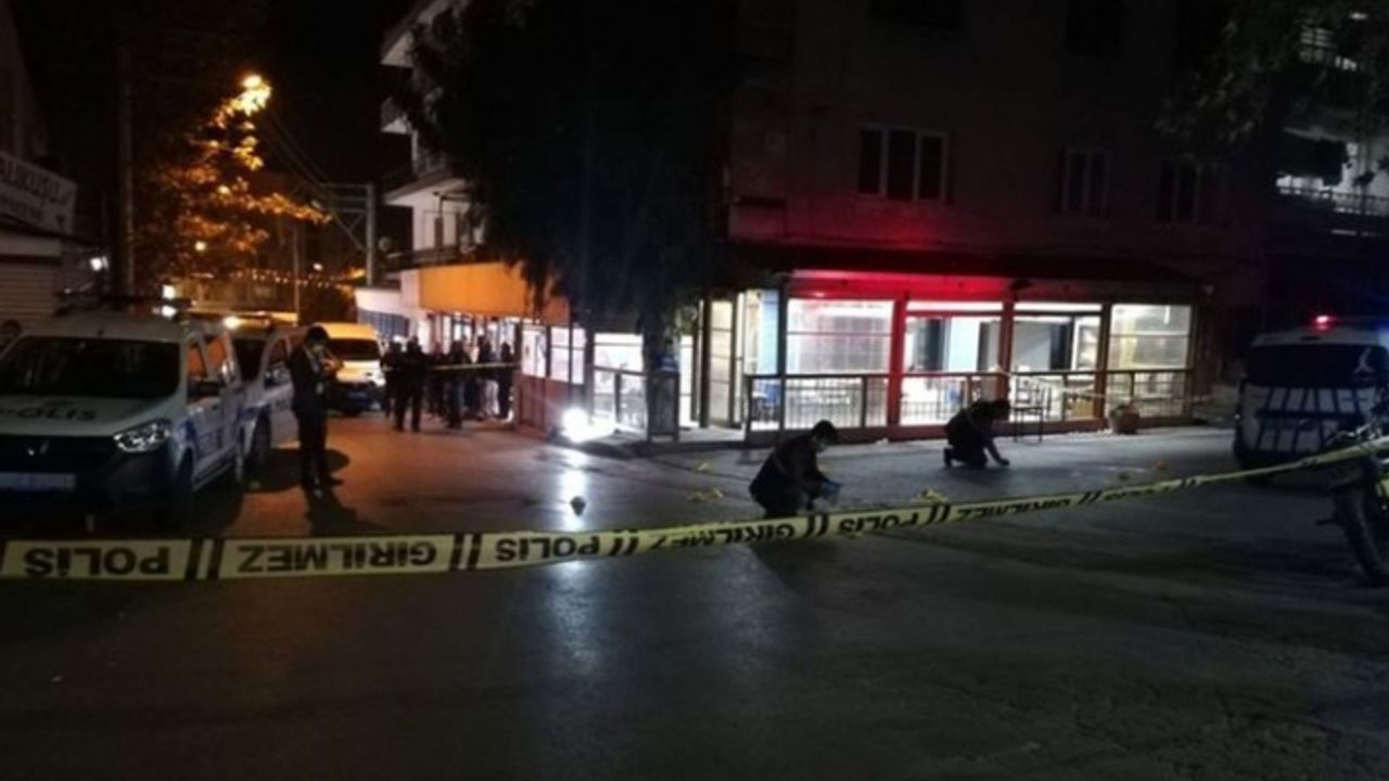 İzmir'de kahvehane önünde silahlı kavga: 1 ölü, 4 yaralı