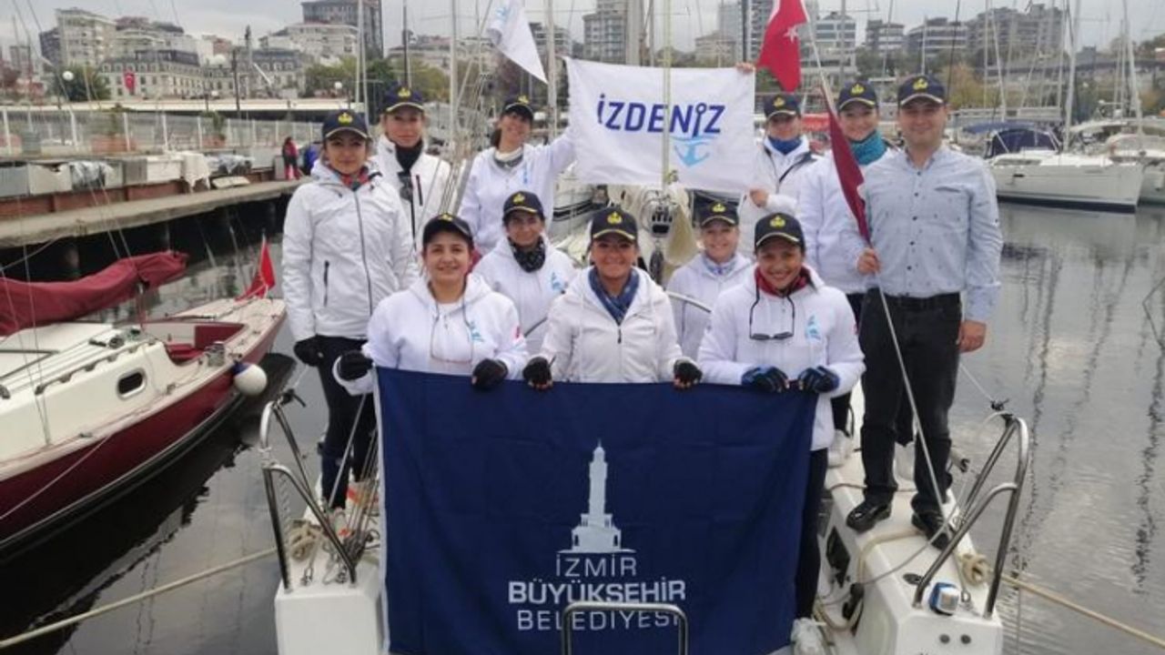 Kadın yelkenciler İstanbul’dan çifte kupayla döndü