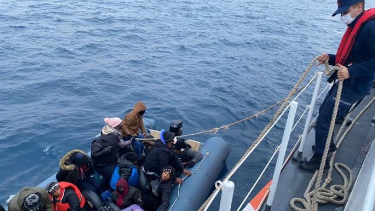 İzmir'de motoru arızalanan lastik bottaki 22 göçmen kurtarıldı