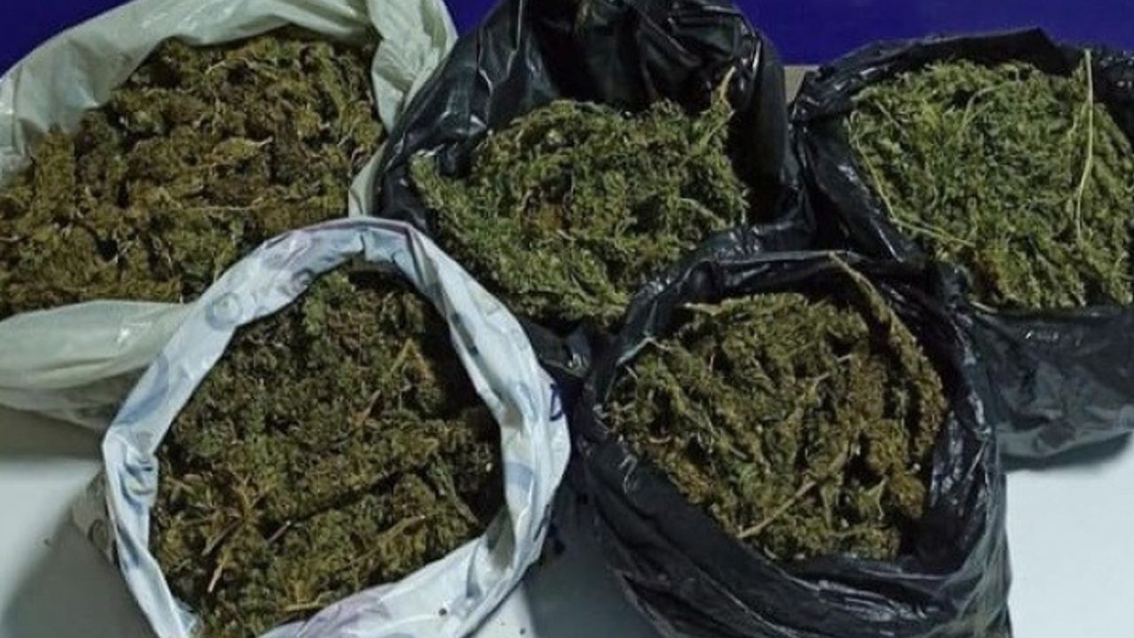İzmir'de iş yerinde 2 kilonun üzerinde uyuşturucu ele geçirildi
