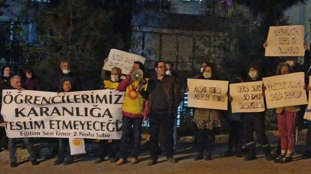 İzmir'de okul önünde "Karanlığa teslim olmayacağız" eylemi