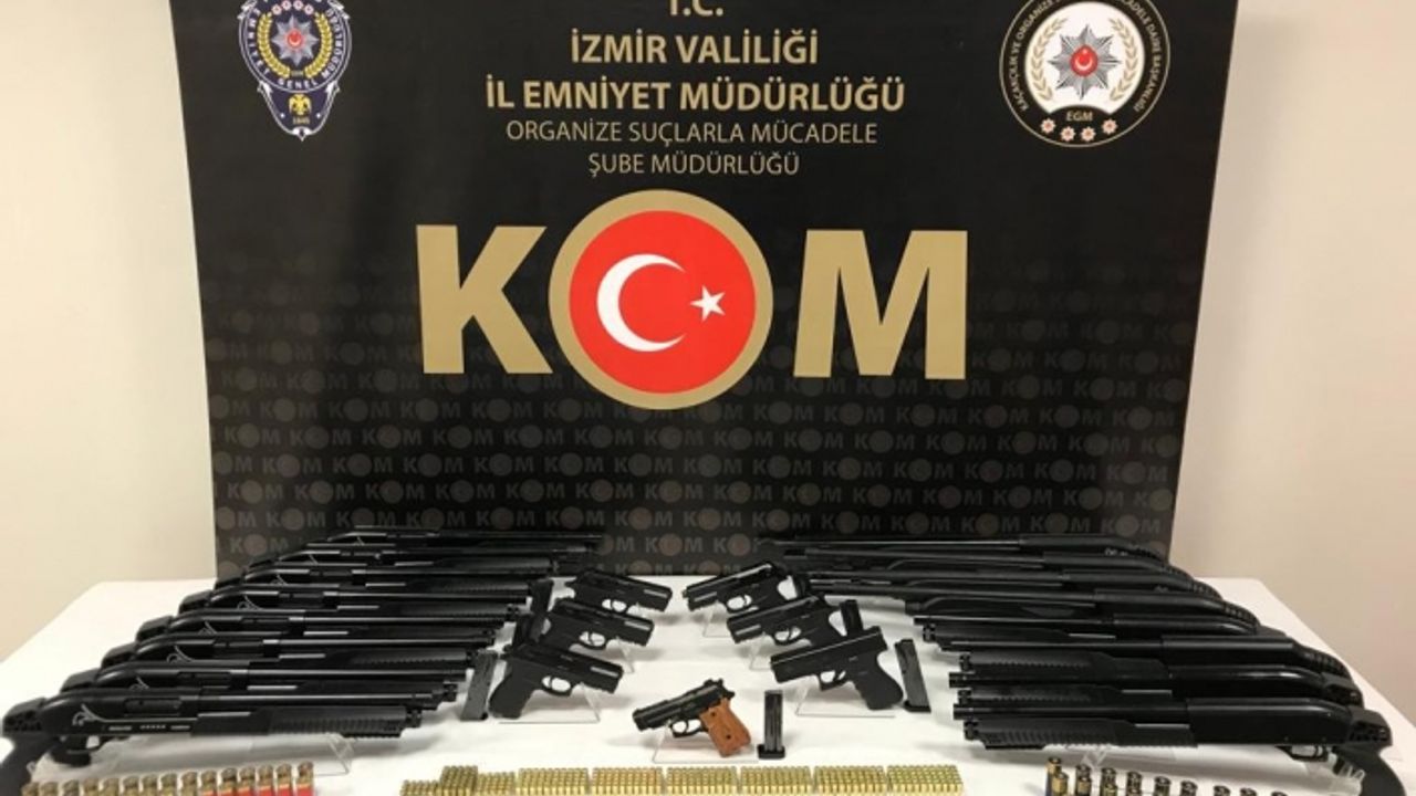 İzmir'de silah kaçakçılığı operasyonu: 3 gözaltı