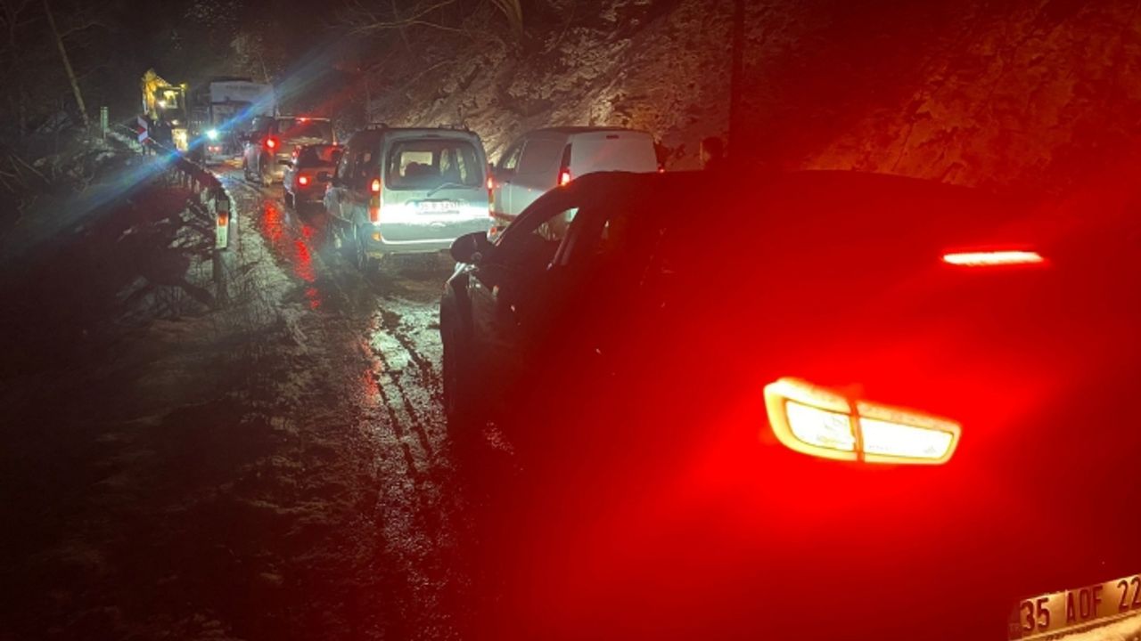İzmir’de yoğun kar yağışı nedeniyle dağ yolunda mahsur kalan 20 kişi kurtarıldı