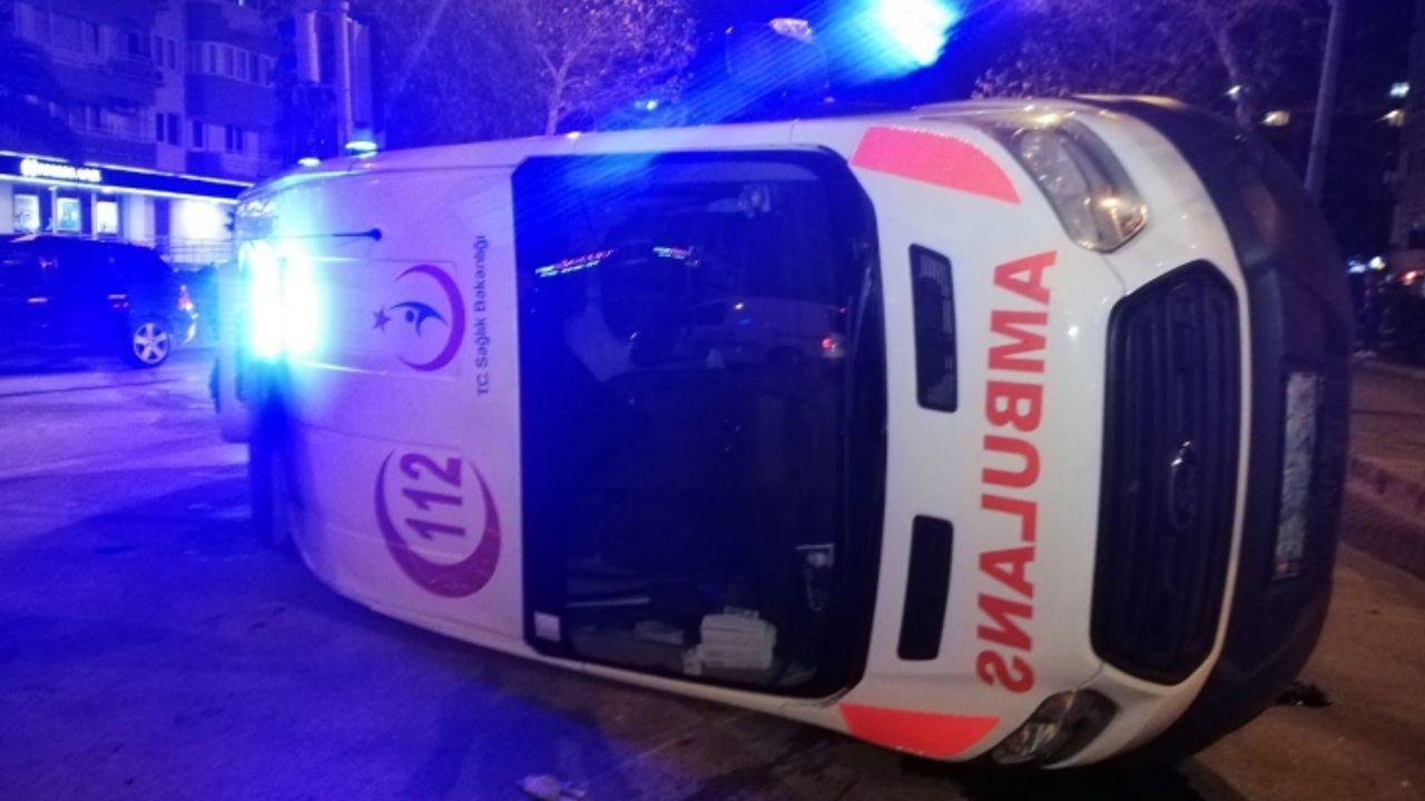 Otomobil ile çarpışan ambulans yan yattı: 3 yaralı