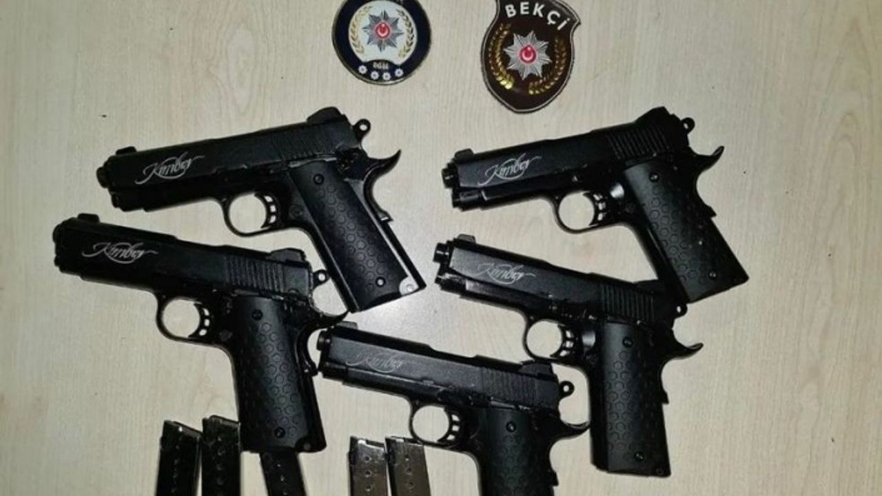 Bekçilerden kaçan şüphelinin üstünden 5 tane tabanca çıktı