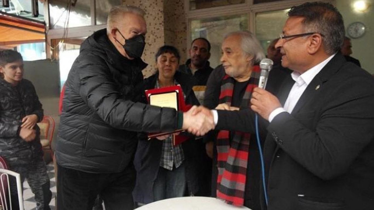 CHP'li Purçu Müjdat Gezen ve Uğur Dündar'ı romanlarla buluşturdu