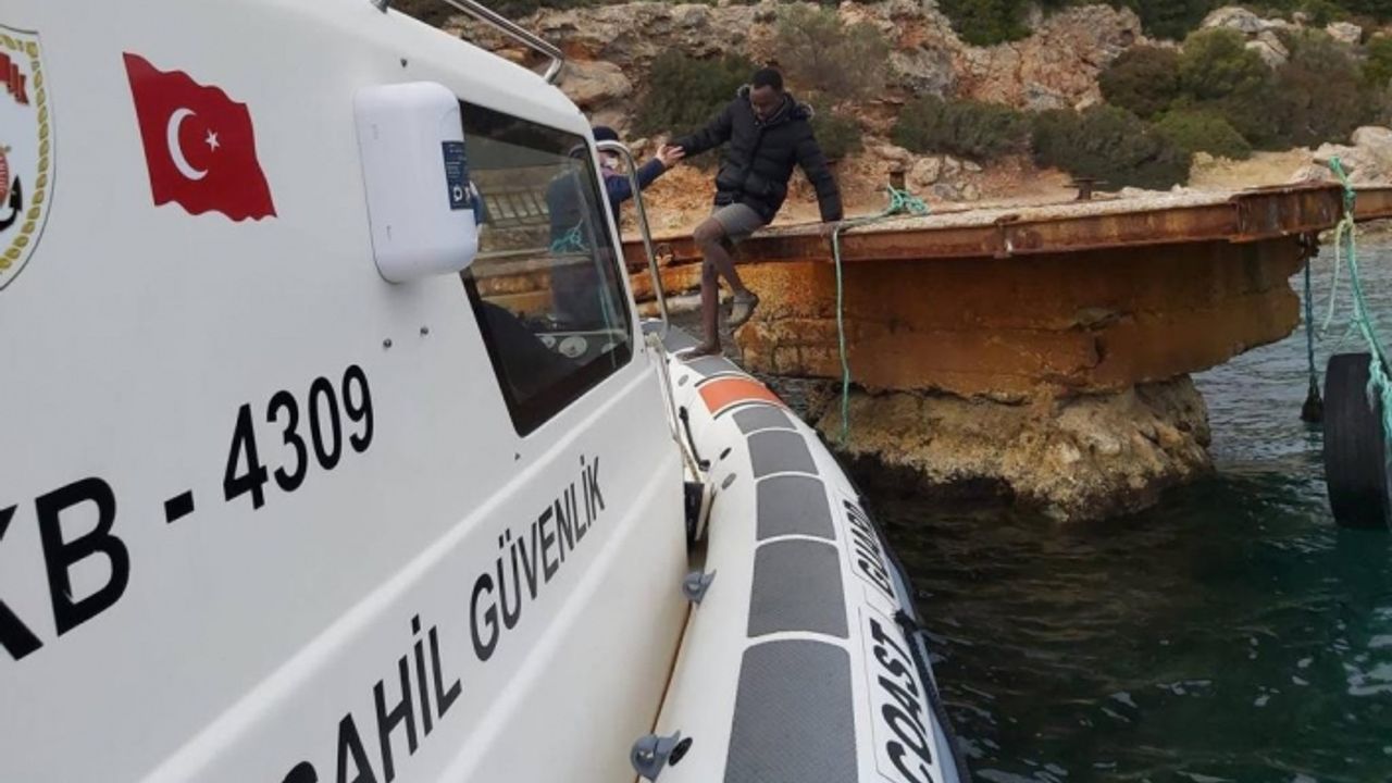 Denize atılan 3 göçmenden 2'si kurtarıldı, 1 göçmen kayıp