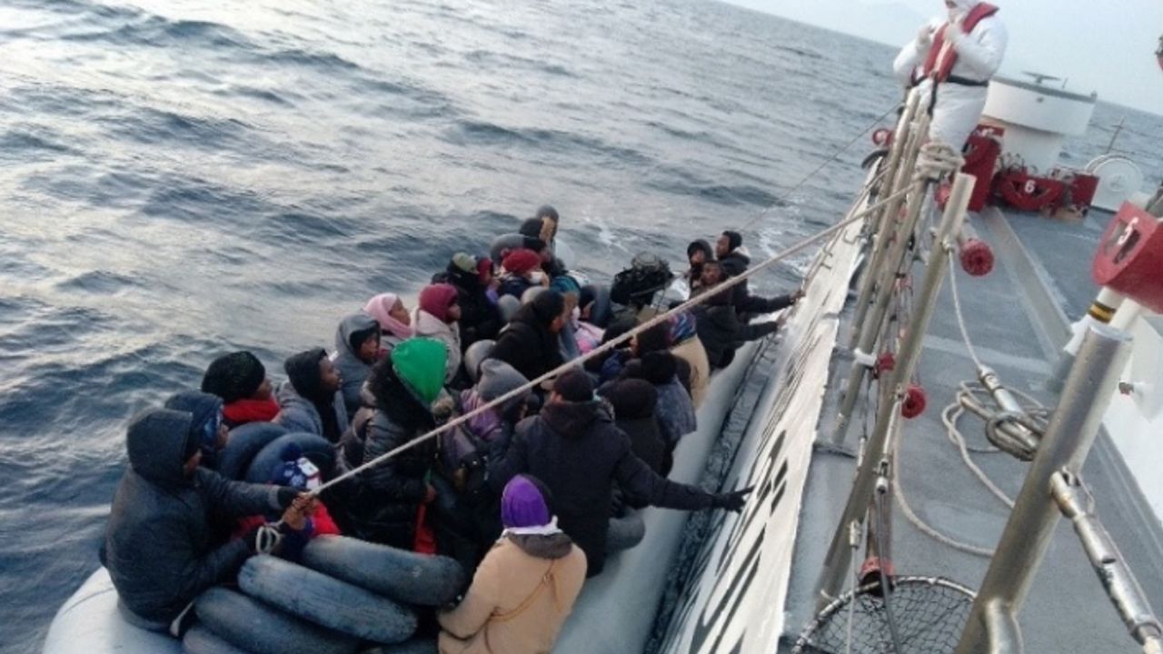 İzmir açıklarında 76 düzensiz göçmen kurtarıldı