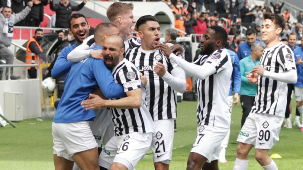 İzmir'de gol düellosunu Altay kazandı