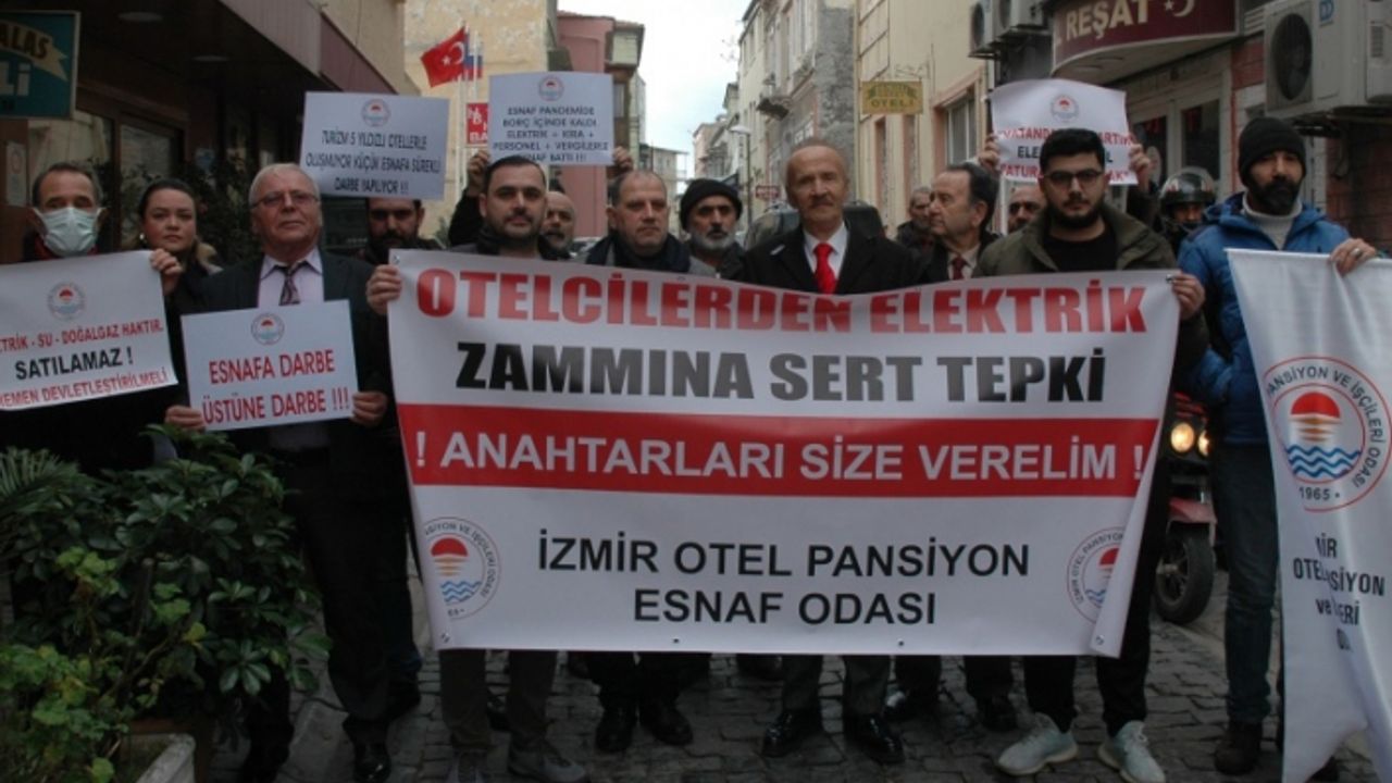 İzmir'de otel ve pansiyon esnafından zam eylemi