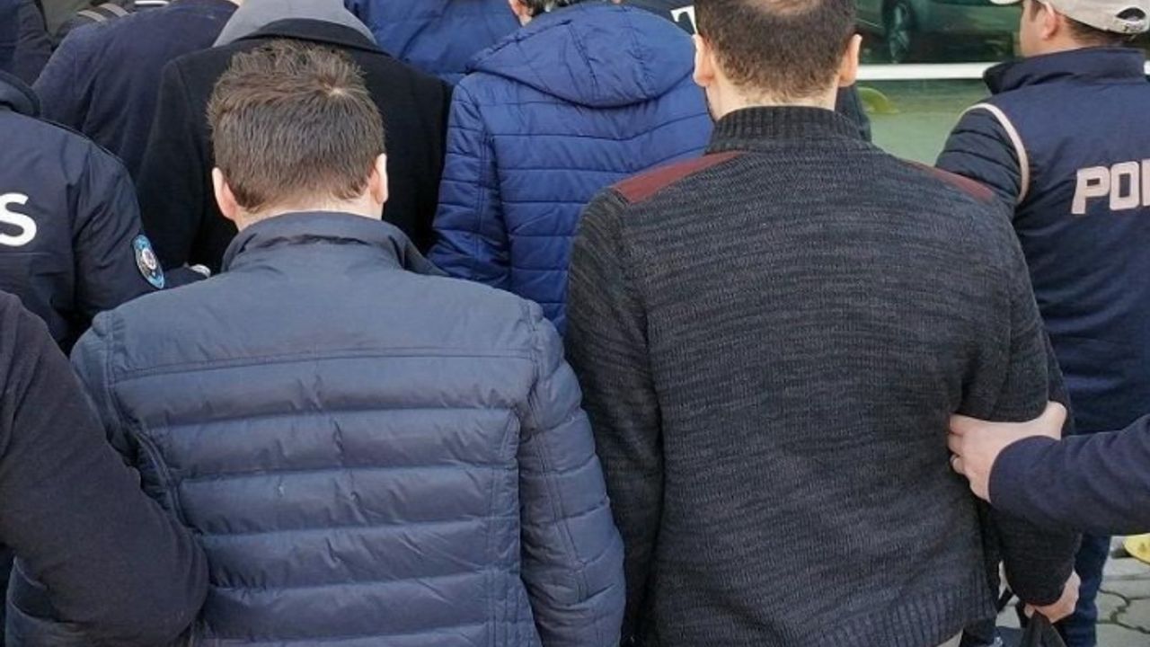 İzmir ve İstanbul'da eş zamanlı FETÖ operasyonu