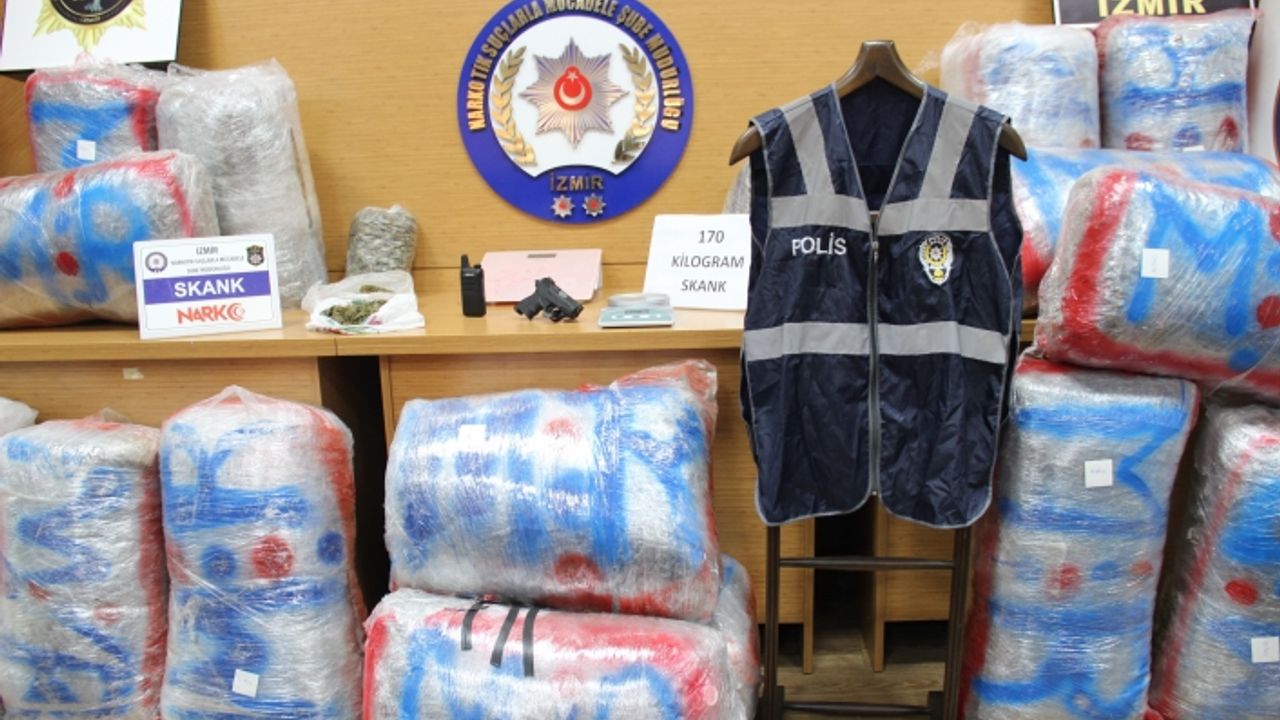Kendisine polis süsü veren uyuşturucu kuryesi, kıskıvrak yakalandı