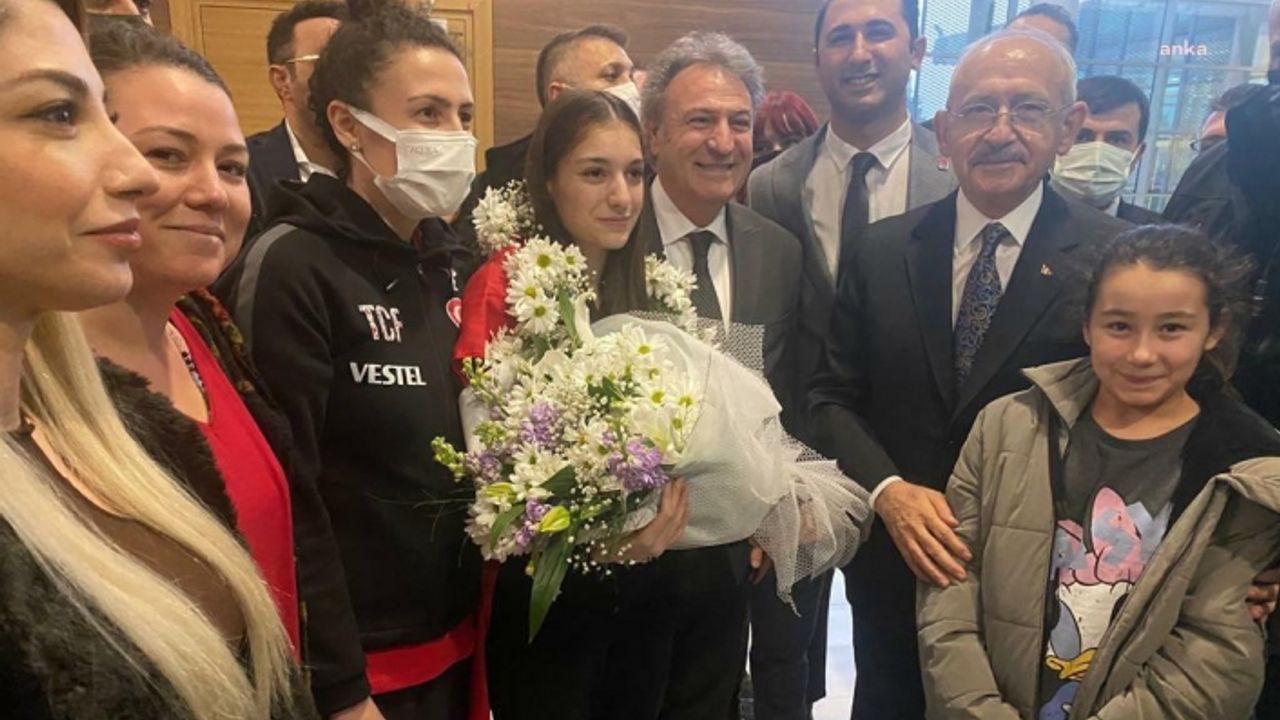 Kılıçdaroğlu, havalimanında karşılaştığı dünya şampiyonu Sıla'yı tebrik etti