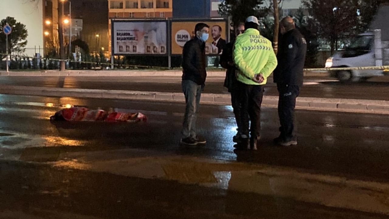 Yolun karşısına geçerken otomobilin çarptığı adam hayatını kaybetti