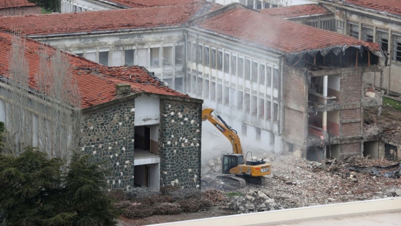 Buca Cezaevi'ne ilk kepçe vuruldu!
