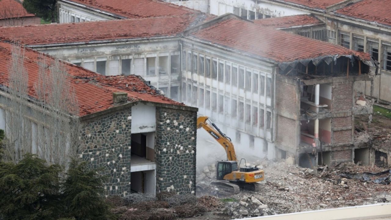 Buca Cezaevi'nin yıkımında 'asbest' tartışması: İzmir Barosu harekete geçti