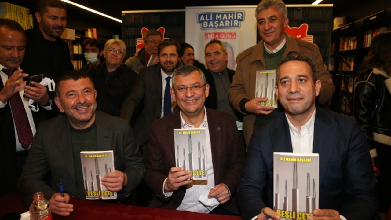 CHP'li Başarır'ın yazdığı "Beşli Çete" kitabı için İzmir'de imza günü