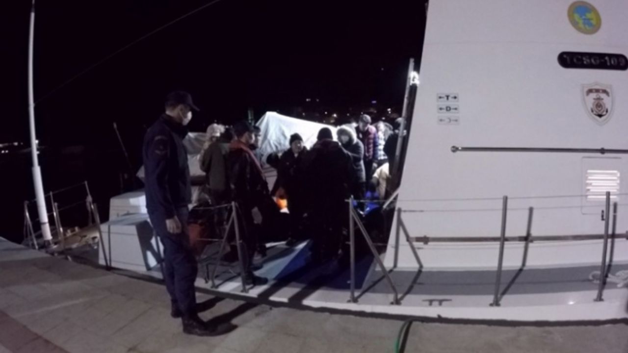 İzmir açıklarında 32 düzensiz göçmen yakalandı