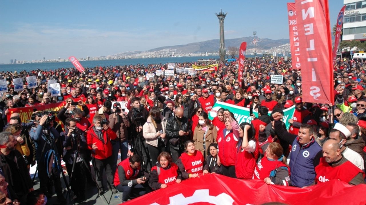 İzmir'de binlerce işçi ve memur zamları protestosu