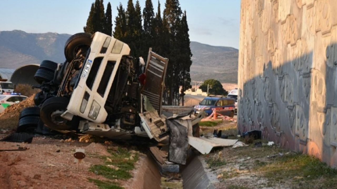 İzmir'de feci kaza: Kamyon şoförü olay yerinde can verdi