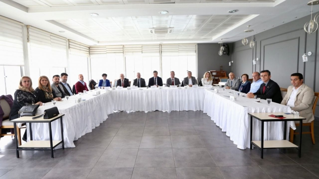 Karşıyaka'da Başkan Tugay ve ilçe başkanlarından 4 saatlik zirve