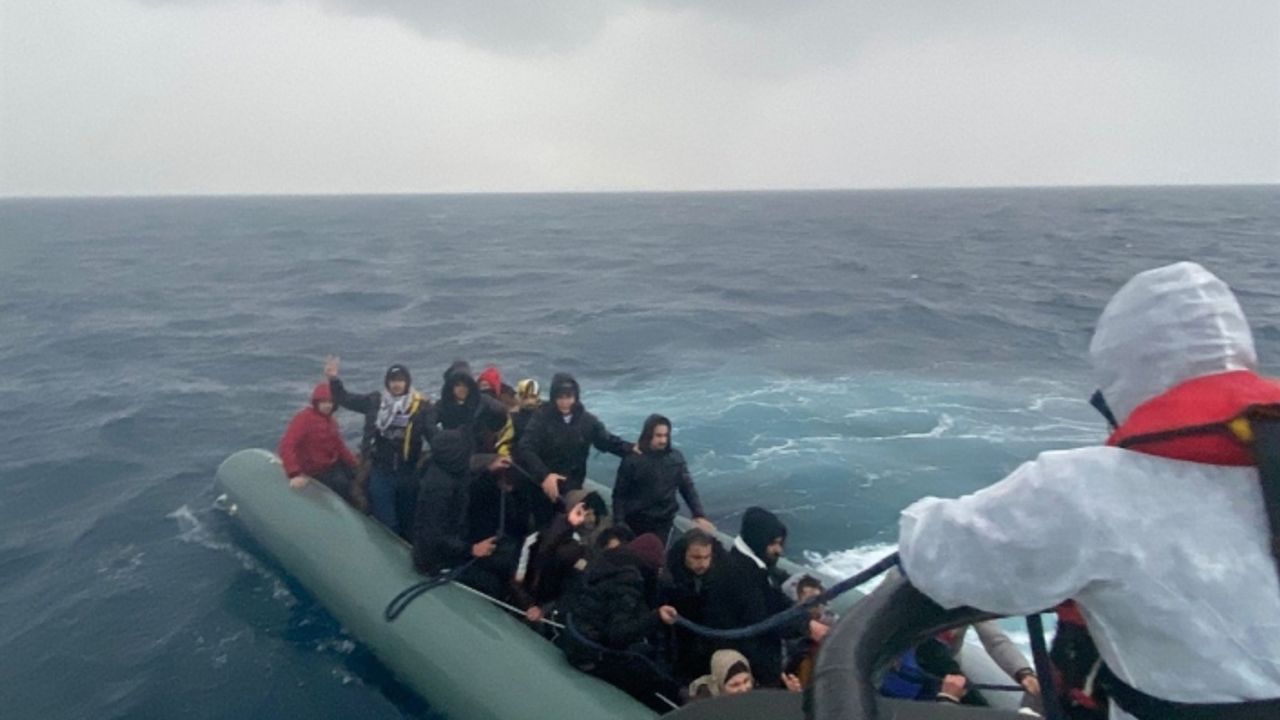 Yunanistan unsurlarınca geri itilen 77 göçmen kurtarıldı