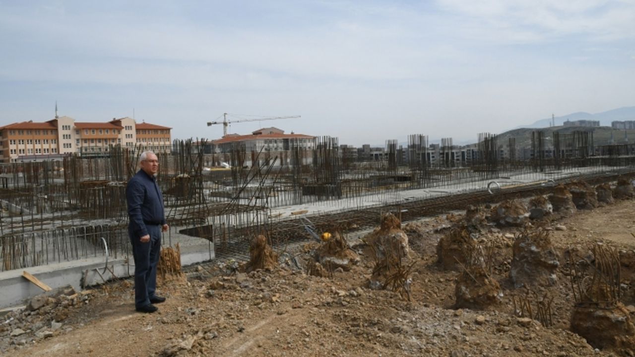 Başkan Selvitopu, Atatürk Gençlik ve Spor Merkezi inşaatını inceledi