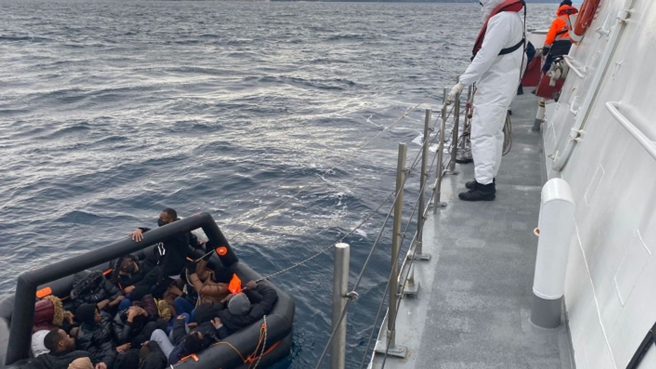 İzmir açıklarında 48 düzensiz göçmen yakalandı