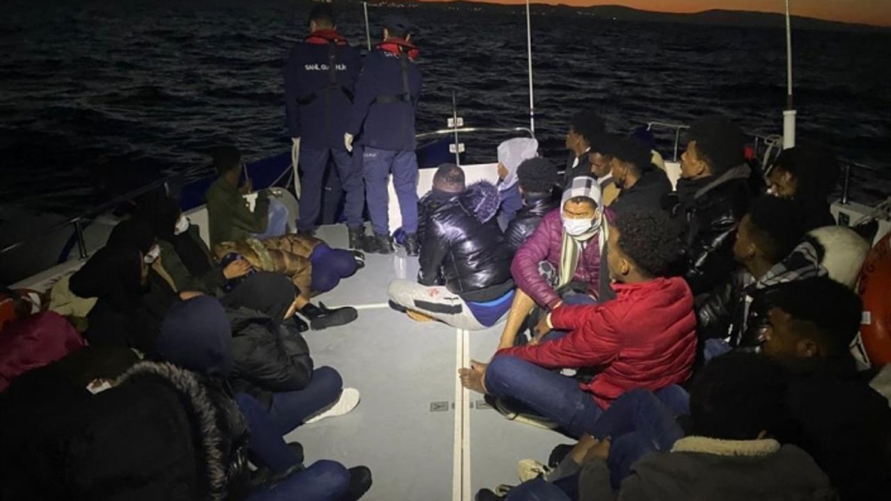 İzmir açıklarında 49 göçmen kurtarılırken, 21 göçmen yakalandı
