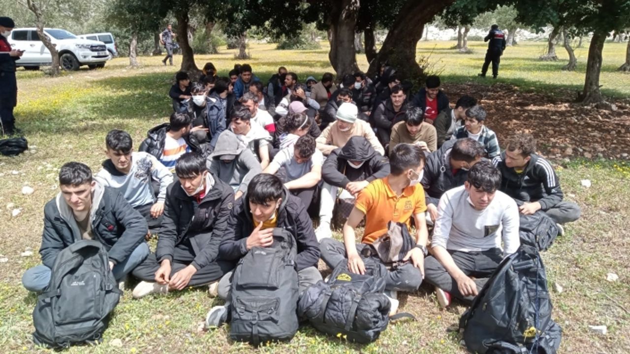 İzmir'de boş arazide 94 Afgan göçmen kurtarıldı
