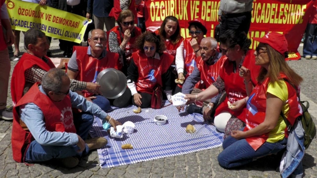 İzmir'de emeklilerden zam tepkisi; Taş kaynattılar