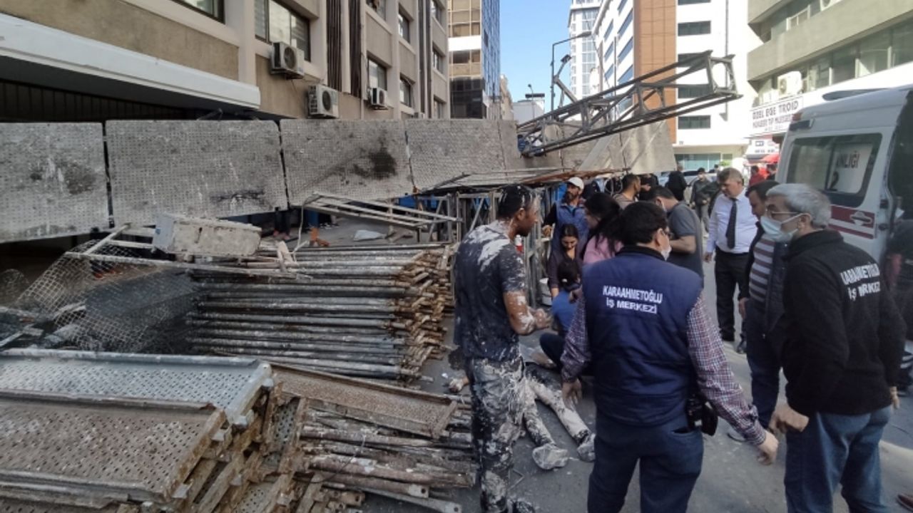 İzmir'de iskele çöktü! 15 metre yükseklikten düşen 3 işçi yaralandı