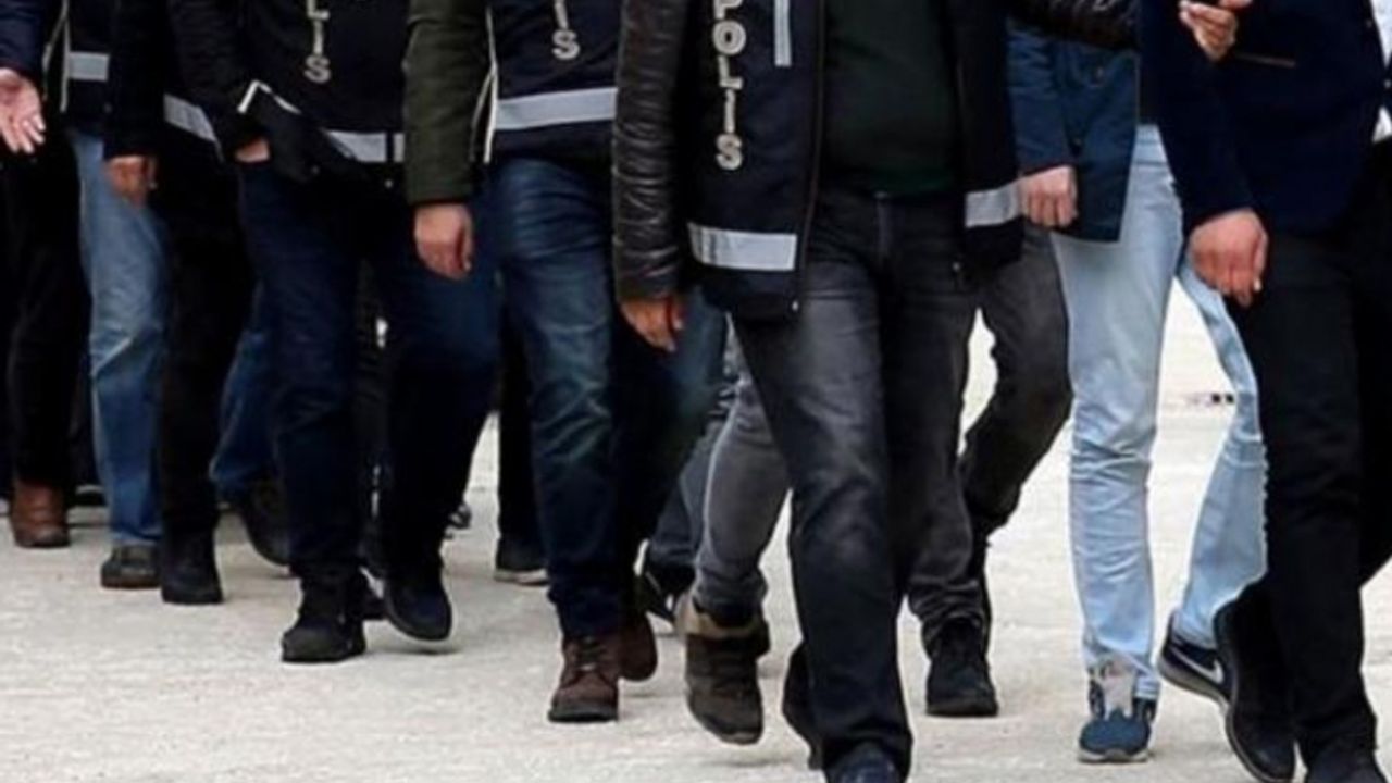 İzmir'de kaçakçılık operasyonlarında 13 kişi yakalandı