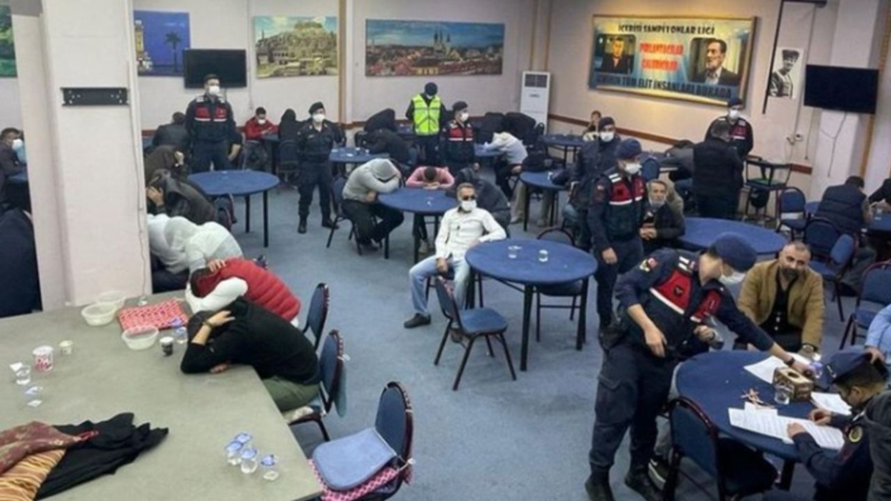 İzmir'de suçüstü kumar baskını: 160 kişiye ceza yağdı