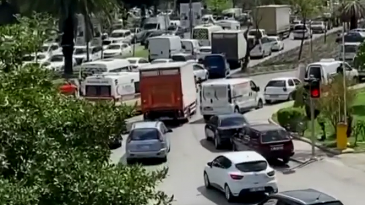 İzmir'de trafik felç olurken, Gazi Bulvarı'nda esnaf top oynadı