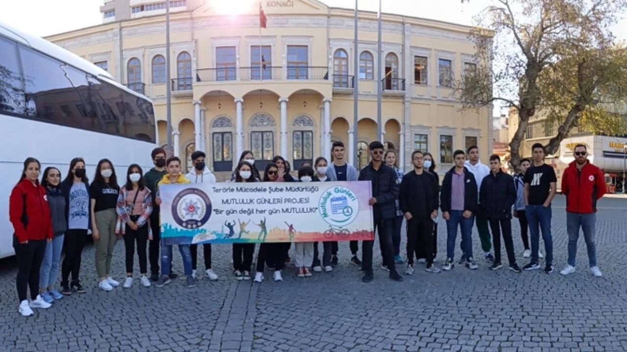 İzmir TEM Şube, öğrencilere tarihi yerleri gezdiriyor