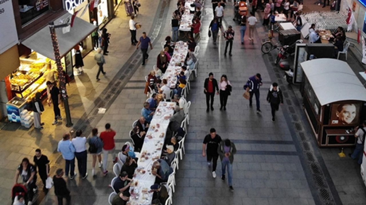 Karşıyaka Çarşı'da 5 bin kişilik iftar
